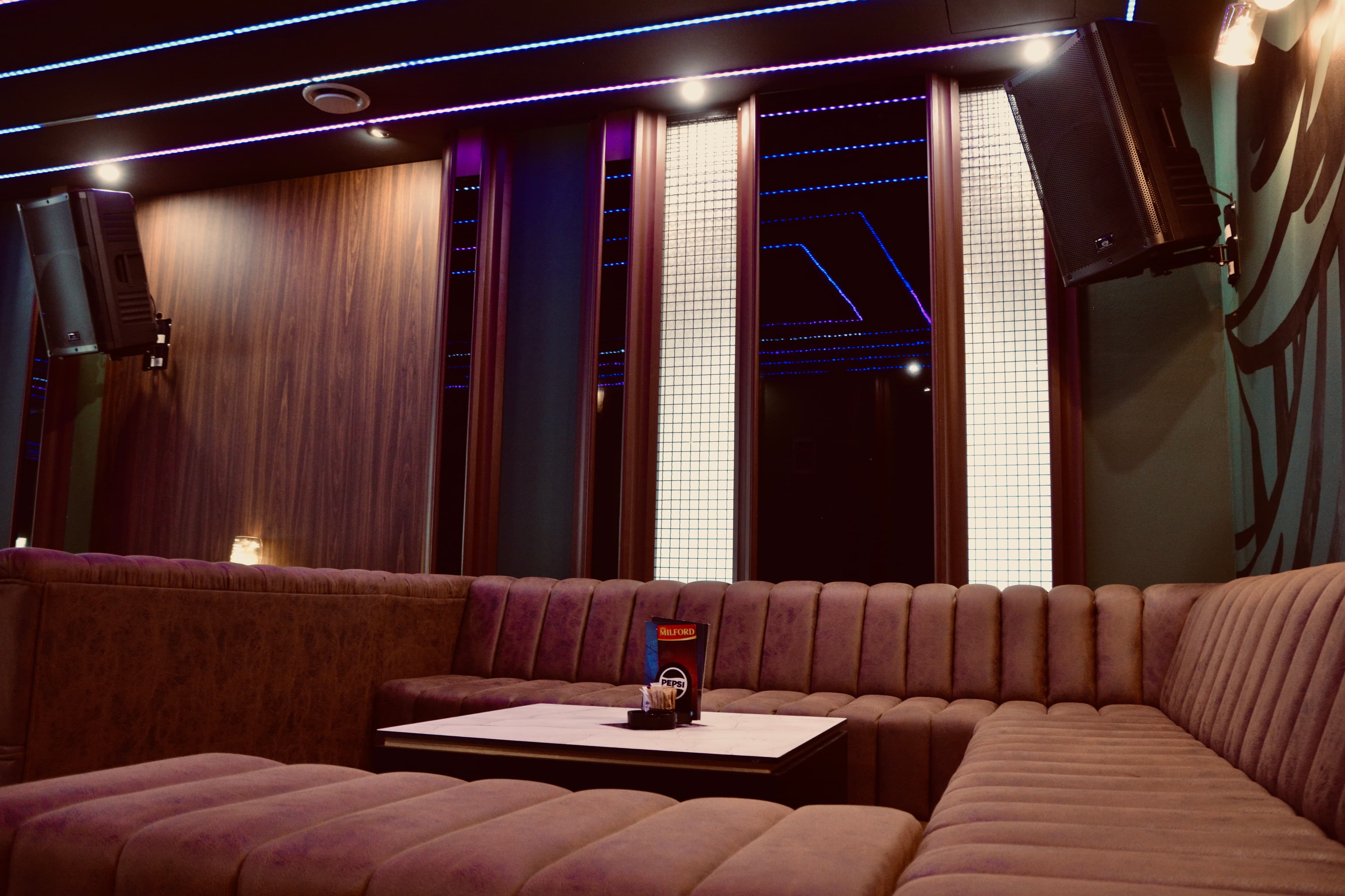 Enterijer Trg Republike Lounge & Bar u večernjoj atmosferi